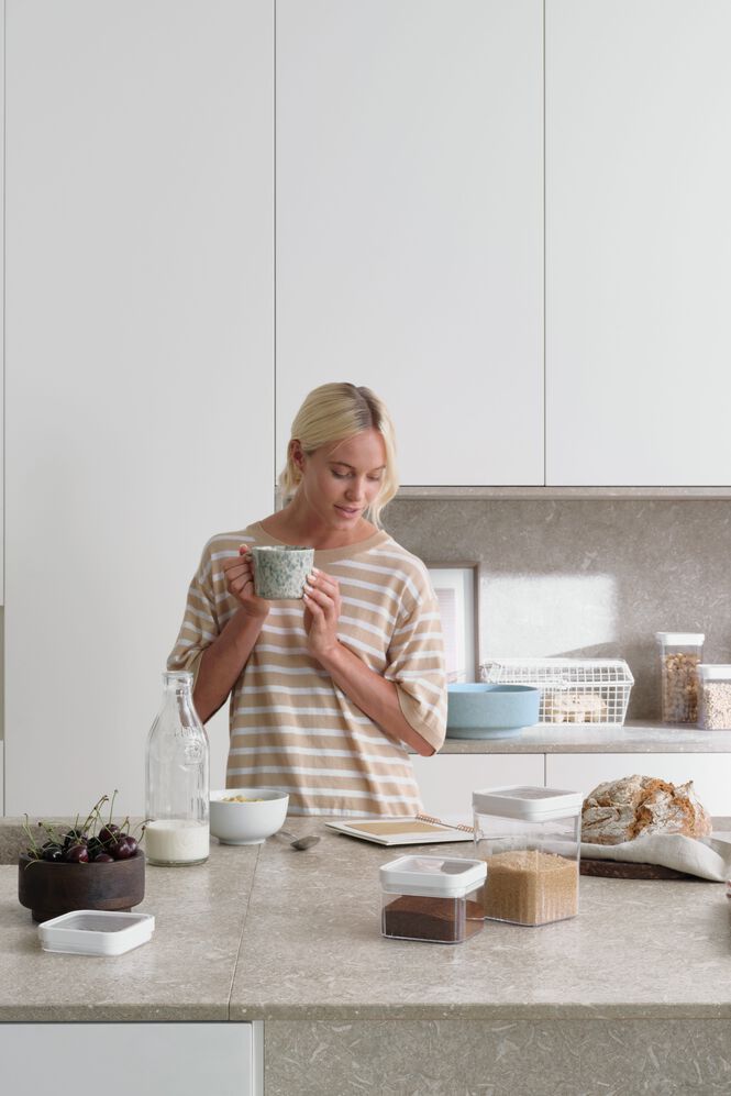 Vrouw aan het koken met Curver Kara