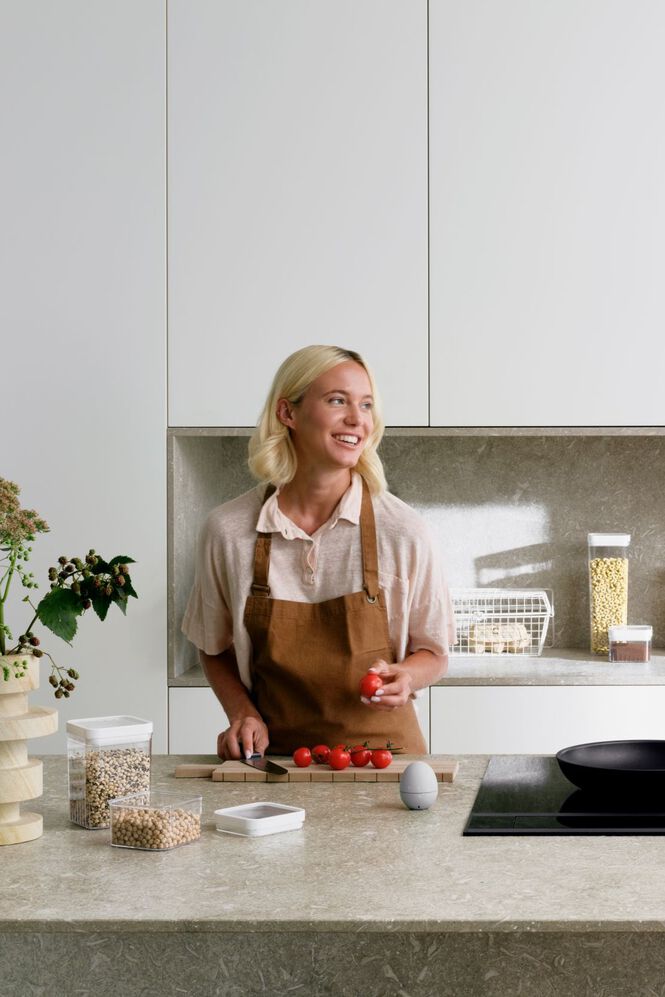 Vrouw aan het koken met Curver Kara