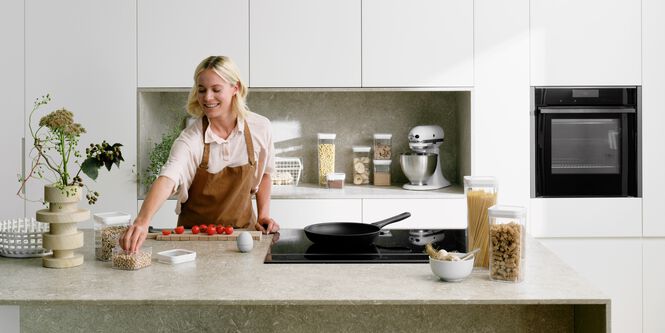 Vrouw aan het koken met Curver Kara voorraadbussen